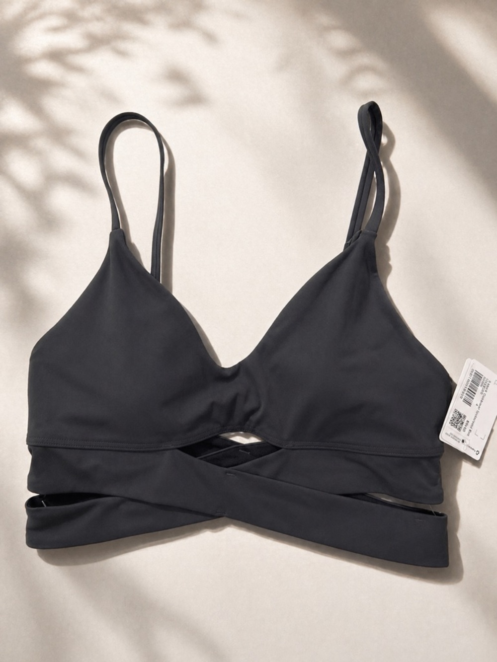 Lululemon V-Neck Crossover Underband Bra Size 6/XS graphite black NWT LW2EISS